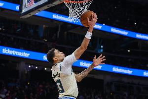 nba球员亲吻地板