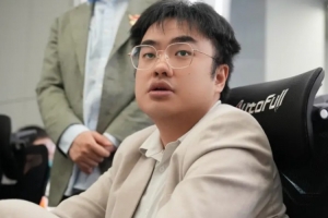 篮球到篮板上沿