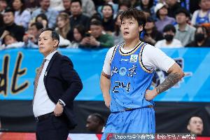 穿科比球衣打球像库里