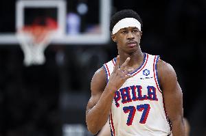 nba球员和裁判抢球