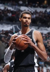 NBA总决赛G2战报：马刺109-103力克尼克斯，文班亚马32+18率队客场扳平