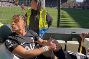 当场回怼！狼队球迷辱骂重伤离场的西蒙斯，后者躺着回骂F**k you