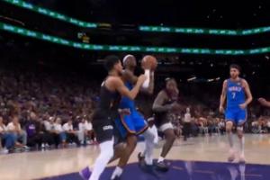 照样进！布克明显打手臂没吹 亚历山大打进怒喊“我不需要哨子”