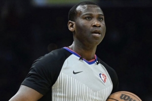 又是你！驱逐艾顿裁判为詹姆斯·威廉姆斯 曾误吹布克技犯&被狂喷