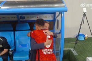 故人相见！茹萨赛前特意找罗斯拥抱，两人曾在海港共事