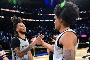 哈珀卡斯尔在21岁或更年轻时季后赛同场25+ 历史第二对&比肩杜威