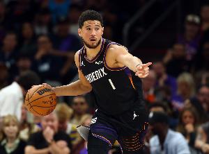 奥特：布克目前就是杀手本色 他状态不错我们需要给他更多助力