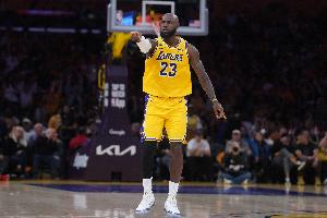 詹姆斯无缘生涯首次横扫西部球队 生涯前12次都发生在东部