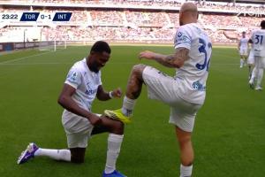 国米领先！图拉姆头球破门，为助攻的迪马尔科擦鞋庆祝