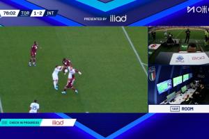 形势突变！VAR介入判罚奥古斯托禁区内手球，弗拉西奇点射扳平