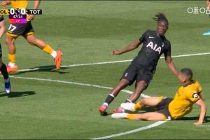 危险动作！狼队中场飞铲连人带球放翻比苏马，吃到黄牌