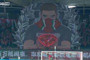 河南球迷晒TIFO，配文：纵有万般困难，你依旧是那璀璨耀眼的珍宝