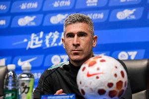 媒体人：国安威胁进攻基本从边路发起，但中路解决问题能力不足