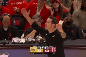 雷迪克冲着裁判爆粗口：每次罚球 申京都TM的提前进线！