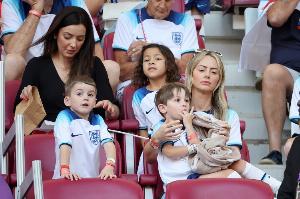 镜报：英格兰太太团今夏随队远征美国，一边看球一边旅游