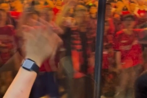 温馨！赛后成都蓉城球迷列队欢送浙江球迷