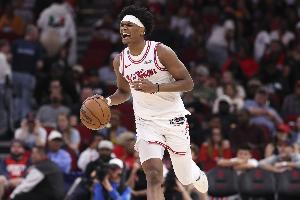 依旧没篮！阿门半场6中2拿到11分3板2助1断3帽 罚球8中7