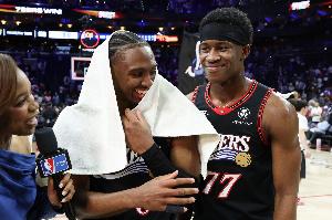 打铁兄弟！马克西上半场13中3得9分3板4助 埃奇库姆13中4得8分5板