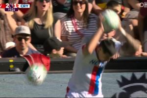 伍德曼倒地时吊射破门!穆尼奥斯掷界外球时被红军球迷怒喷+拿球砸