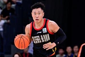 没能站出来！贺希宁14中5仅拿12分2板3助1断 4次犯规