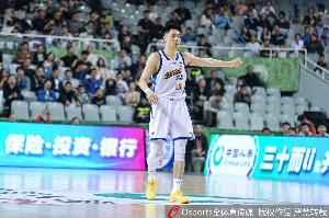 手感冰凉！朱俊龙半场5投0中一分未得 三分3中0