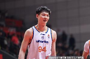 打得很强硬 王哲林上半场4投1中&4罚0中得到2分5板1助1帽