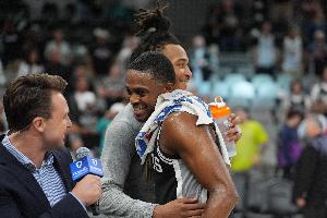 Amick：马刺暂未讨论过交易福克斯 但他的2.3亿合同迟早要解决