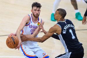 心魔已起！切特抢七大战出场30+分钟但出手不超2次 NBA历史首人