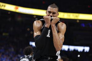 文班本季入选全明星/一阵一防/全票DPOY和西决MVP 落选常规赛MVP