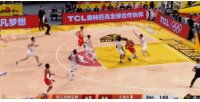 12中3！解说调侃塔克：胡金秋还是很了解队友 看到他上篮赶紧抢板