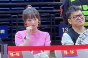 杨瀚森近日带女友回到青岛 亮相某球迷见面会