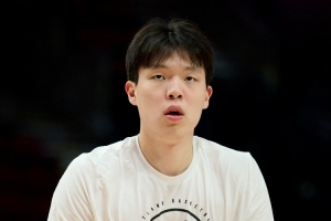 向杨瀚森索要签名合影未果 球迷：我们也没吃饭的 你给签个不行吗