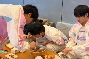 BLG选手趣事：Bin哥严选美食品鉴中；K皇忙碌训练不忘健身