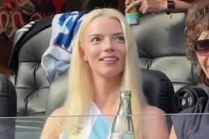 美英阿籍女演员安雅·泰勒-乔伊观战世界杯，身穿阿根廷元素衣服