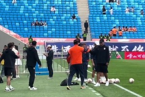 泰山队客战青岛海牛赛前，宿茂臻在场边全程沉默画战术