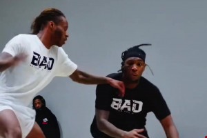 布朗尼：不记得我爸上次给我传空接是啥时候了，我们有眼神交流