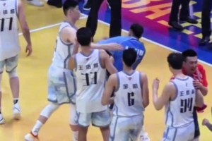 住手，你们不要再打了... 