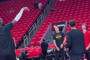 G3还不能复出！看着也快了！里夫斯在火箭主场训练！