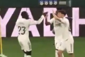 实拍：维尼修斯丢球后没有回防抢回球权，反而忙着和球迷争论