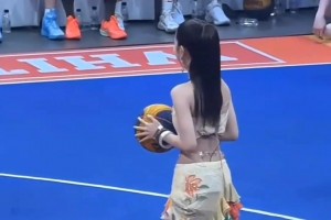 一击命中，美女在一众球员的围观下，稳稳命中一记罚球