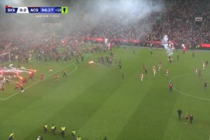 红色人潮！斯拉维亚对斯巴达比赛时遭到大量球迷冲击！