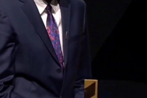 爱一个人 眼睛不会骗人！王治郅妻子眼神里满满都是对大郅的爱！
